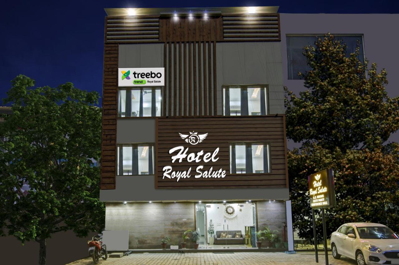 Treebo Royal Salute, Zirakpur Hotel Buitenkant foto