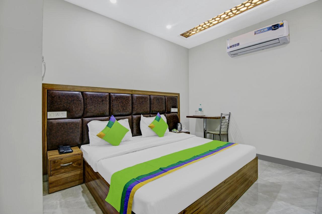 Treebo Royal Salute, Zirakpur Hotel Buitenkant foto