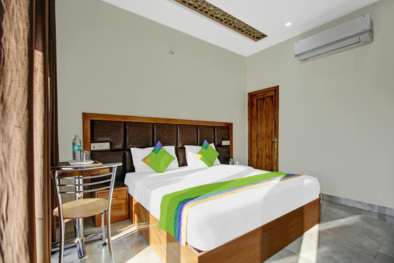 Treebo Royal Salute, Zirakpur Hotel Buitenkant foto